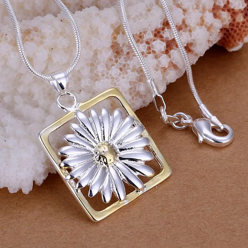 Lovely Silver-Plated Pendant Necklace Quartet Daisy Collier Charm 1