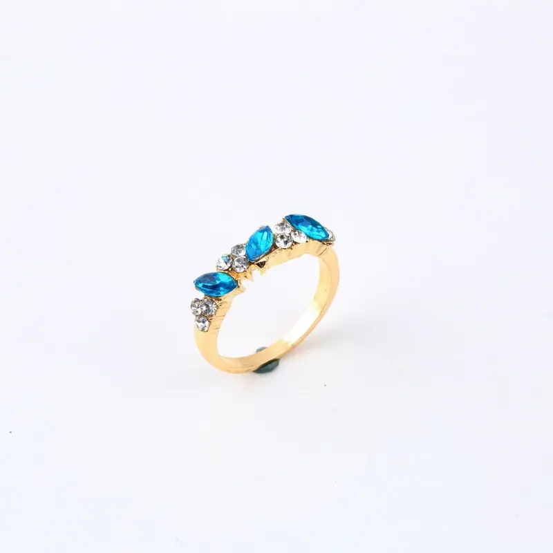 Vintage Dazzling Blue Crystal Engaget Ring Imitation Emerald Rhinestone Elegant Finger Ring 1