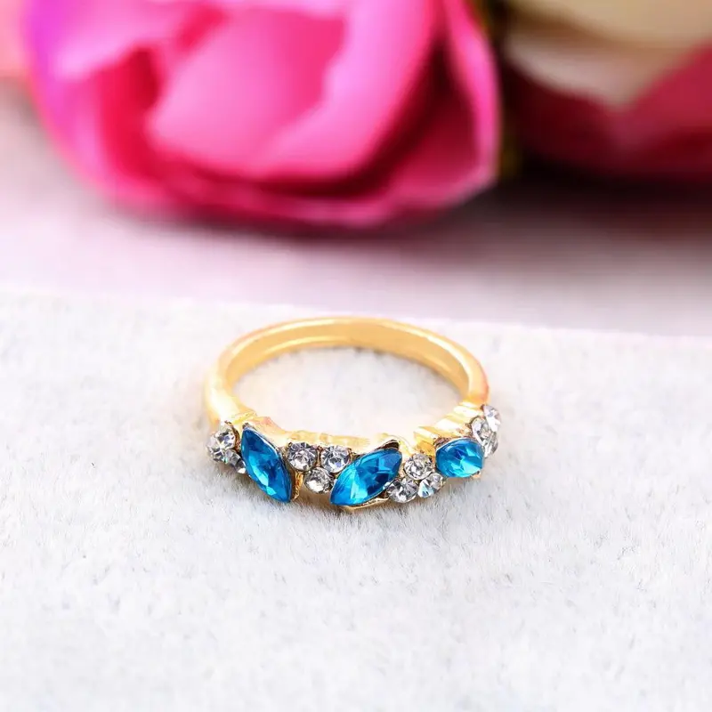 Vintage Dazzling Blue Crystal Engaget Ring Imitation Emerald Rhinestone Elegant Finger Ring 2
